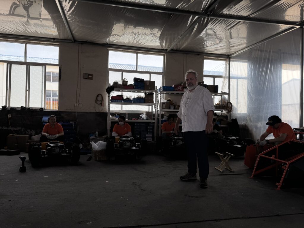 Iván Montoliu en el taller de un fabricante chino junto a los operarios durante una visita de sourcing